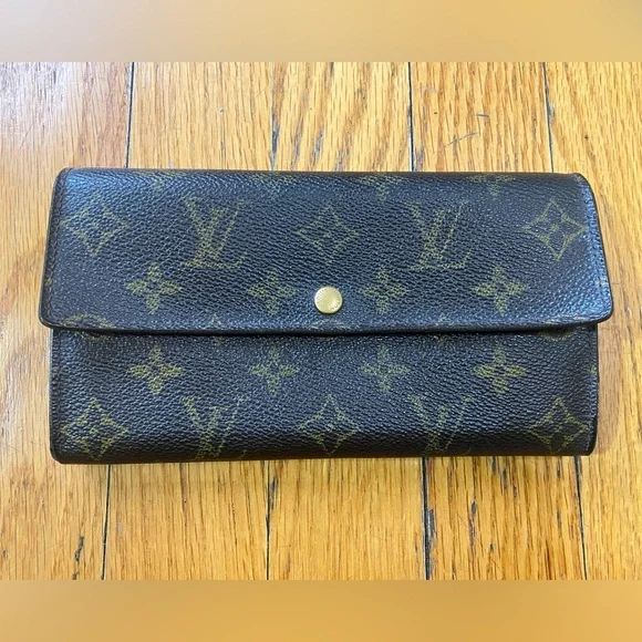 ⚜️LV: Monogram Sarah Wallet • Date Code: TH0021 - Picture 2 of 14